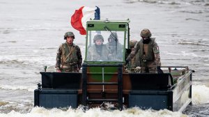 Франция готовится ввести на Украину около двух тысяч военных, сообщила СВР