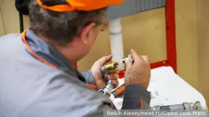 Эксперт: ИИ не сможет заменить сантехников и парикмахеров