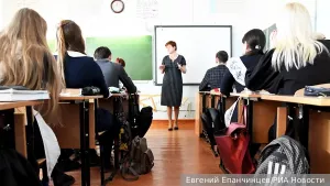 Заслуженный учитель нашел нелогичность в идее ввести 12-летнее обучение в школах