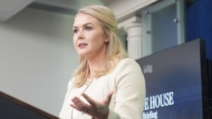 Пресс-секретарь Белого дома назвала Би-би-си фейковым СМИ