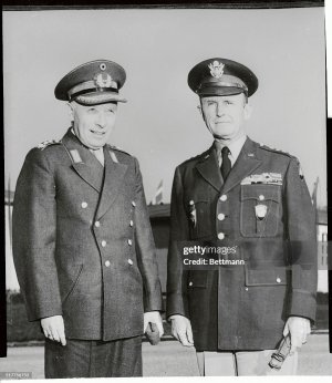 Это 1955 год. Слева Адольф Хойзингер, а справа генерал Альфред Грюнтер