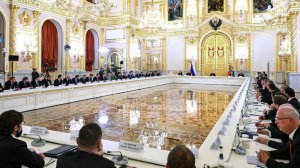 Путин поручил начать структурную перестройку экономики России