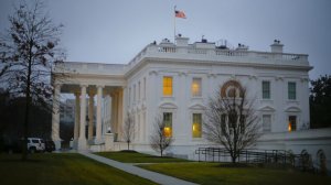 США полностью запретили въезд граждан семи стран