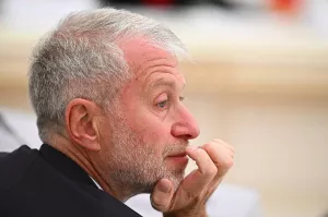 Стармер грозит Абрамовичу судом, если он не выдаст Киеву £2,5 млрд с продажи «Челси»