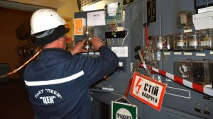 В Днепропетровске жители напали на электриков, отключавших свет в домах