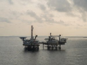 Годовой объем добычи нефти и газа на крупнейших в Китае шельфовых нефтепромыслах превысил рекордные 40 млн тонн. Это надежная гарантия энергетической безопасности и высокотехнологического развития КНР