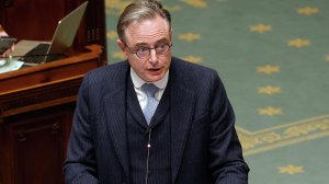 Представители Германии "пронзали" де Вевера каленым железом, заявил Орбан