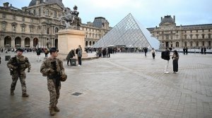 Из Лувра похитили более восьми тысяч алмазов и 200 жемчужин, сообщили СМИ