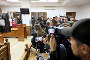 Мосгорсуд обязал Долину съехать из квартиры в Хамовниках. Суд удовлетворил исковые требования новой владельцы жилья Лурье. Решение суда вступает в силу немедленно