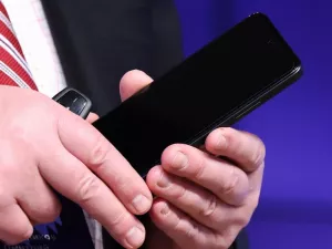 Илья Трабер выходит на рынок сотовой связи. С бесплатным телефоном без абонентской платы