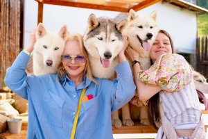 Семейное гнездышко Ларисы Долиной в 45 км от МКАД: 3 поколения, 2 коттеджа, 1 участок. Почему поселок Славино — не изгнание, а перезагрузка?