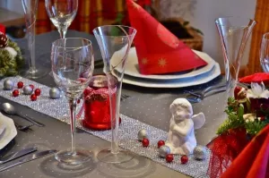 Оливье, мандарины и трупы. Бродяга убил целую семью за новогодним столом