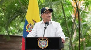 Президент Колумбии заявил, что готов взяться за оружие после угроз США