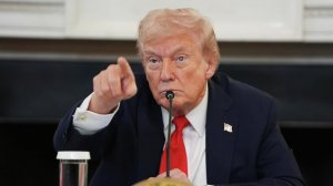 Куба висит на волоске, заявил Трамп