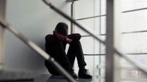 В Эстонии создали антисуицидальный набор с губной гармошкой и грелкой