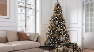 [«Маленькой ёлочке холодно зимой»] После завершения всех праздников живую ель необходимо распилить, упаковать и сдать в специальный пункт приема, во избежание штрафа за неправильную утилизацию