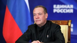 Медведев пошутил, что Трампу стоит поторопиться с Гренландией