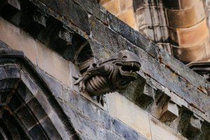 Ксеноморф в аббатстве Пэйсли: самый странный «артефакт» Шотландии