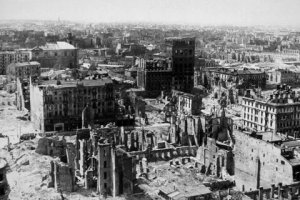 После освобождения Польши Красной армией Советский Союз приступил к осуществлению масштабной программы по восстановлению экономики этой страны,