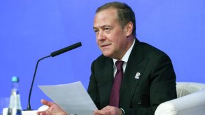 Медведев спросил, дошел ли до "болванов" из ЕС смысл слогана MAGA