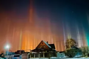 Яркие световые столбы озарили небо над западом России