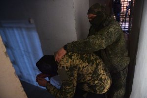 «Мы все время откатывались». Бойцы «Азова» сдались в плен под Димитровом. Что рассказал о сражении их темнокожий командир?