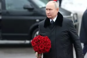 Путин возложил цветы к памятнику «Рубежный камень» на Невском пятачке