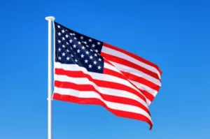 В Гренландии мужчина хотел поднять флаг США, но ему помешали прохожие