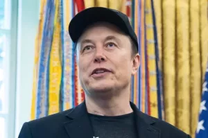 Маск после сообщений о проверке Meta вспомнил старый мем с Цукербергом