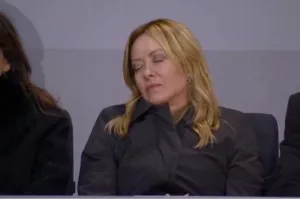 Премьера Италии Мелони заметили спящей на церемонии открытия Олимпиады