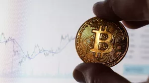 Стоимость биткоина опустилась ниже $70 тыс впервые с ноября 2024 года: аналитики допустили дальнейшее снижение в феврале. С начала года биткоин обвалился на четверть, падая почти на 8% за сутки