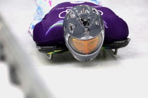 Украинского скелетониста дисквалифицировали за шлем с портретами погибших бойцов ВСУ