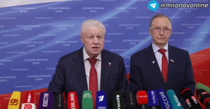 "Уже минут 40 Миронов орёт на офис РКН": У офиса Роскомнадзора перфоманс? Видео назвали фейком