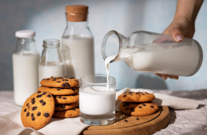 Молочный парадокс: склады забиты, фермы закрываются, а цены растут