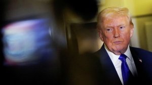 Трамп принимает отчаянные меры после отмены пошлин судом, считает политолог