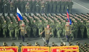 Российский триколор был поднят на военном параде КНА в Пхеньяне