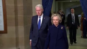 Хаос в Конгрессе. В один день с выступлением Хиллари Клинтон, которую заставляют давать показания по делу Эпштейна, демократы объявили о готовности принять резолюцию