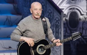 Розенбаум зарегистрировал два товарных знака для косметических средств и напитков  Среди них "Рубашка нараспашку" и "Я так промок, налей, сынок"