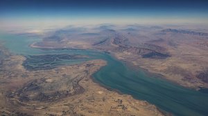 Иран не пропускает через Ормузский пролив суда противников, заявил МИД