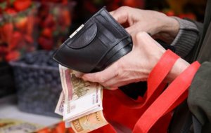 Средняя зарплата в России за месяц выросла на 40 тыс. рублей