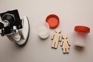 Гинеколог с генетическим заболеванием тайно оплодотворил минимум 16 женщин. В Нидерландах врач, подменивший донорскую сперму, стал отцом 16 детей.