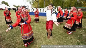 Захарова: Запад реагирует на русскую народную музыку и танцы как черт на ладан