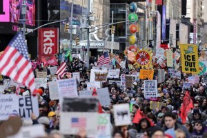 Демпартия поднимает против Трампа свой уличный актив. По Америке прокатилась волна протестов “No Kings”