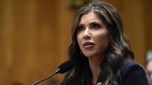 СМИ: Ноэм опустошена новостями, что ее муж переодевается в женщину