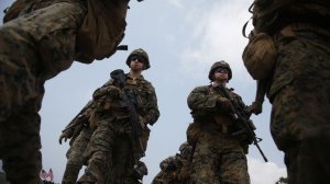 США продолжают переброску тысяч солдат на Ближний Восток, сообщило Reuters