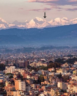 Эверест, как он виден из города Катманду, на расстоянии 160 км