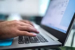 Пожилая китаянка общается с ИИ-клоном умершего сына, не зная, что тот погиб