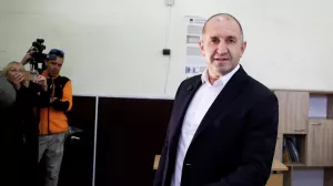 [44,5%] В парламенте Болгарии впервые за 29 лет появится абсолютное большинство. Бывший президент Румен Радев по итогам парламентских выборов, скорее всего, станет новым премьером