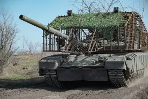 Сводка СВО, 4 мая. Намотал на гусеницы: русский танк раздавил опорник ВСУ