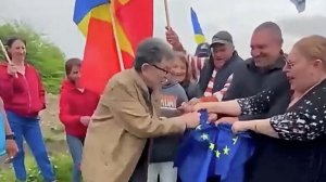 Евродепутат от Румынии разорвала флаг ЕС в День Европы